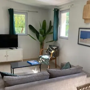 https://un-jardin-dans-la-ville-2-guests-2-dans-le-salon.fr-provencehotel.com